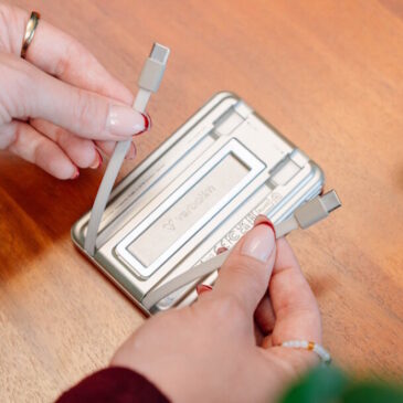 Powerbanka Verbatim Charge 'n' Go se dvěma kabely